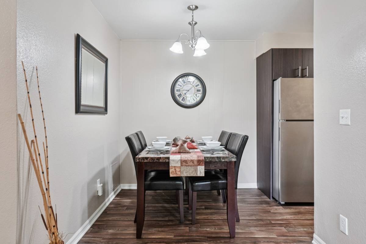 Dining area in a classic-finish Aspenleaf apartment
